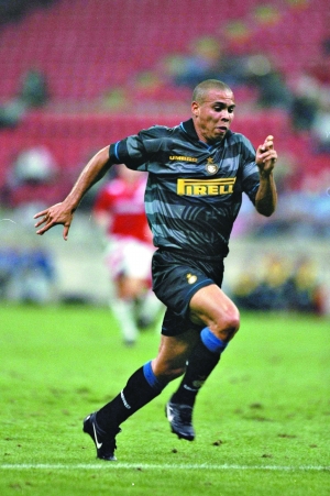 尽管她在前 尽管她在前